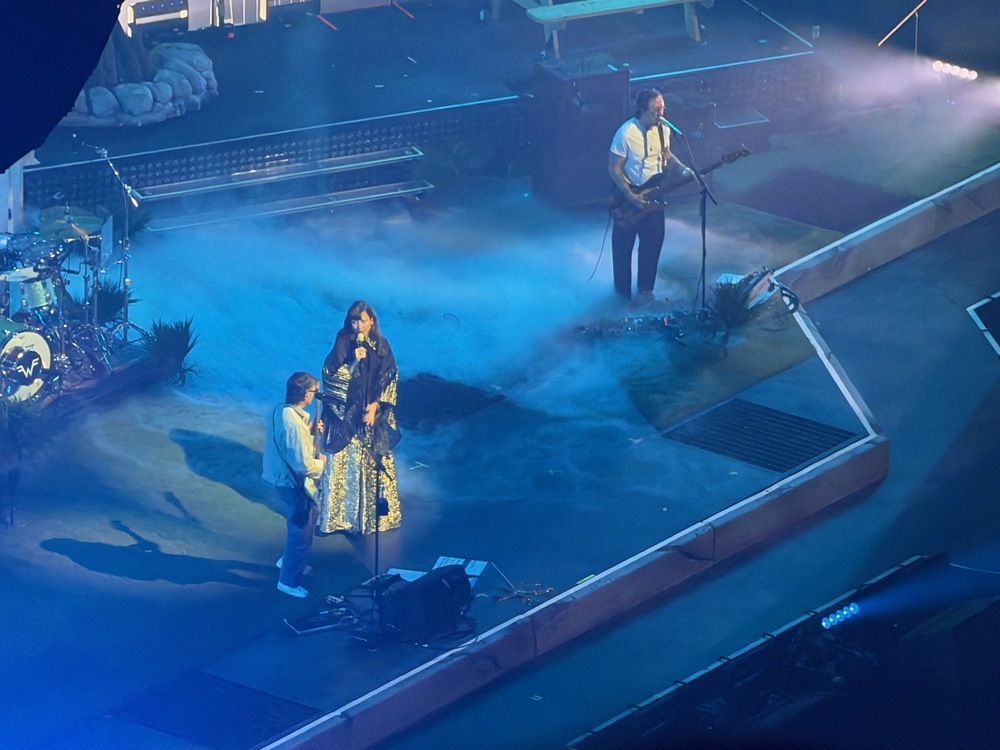 Nikki and Rivers singing